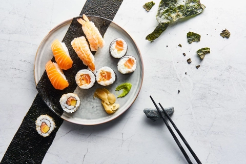 Assortiment de nigiris et makis saumon/crevettes