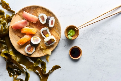 Assortiment de nigiris et makis saumon/thon